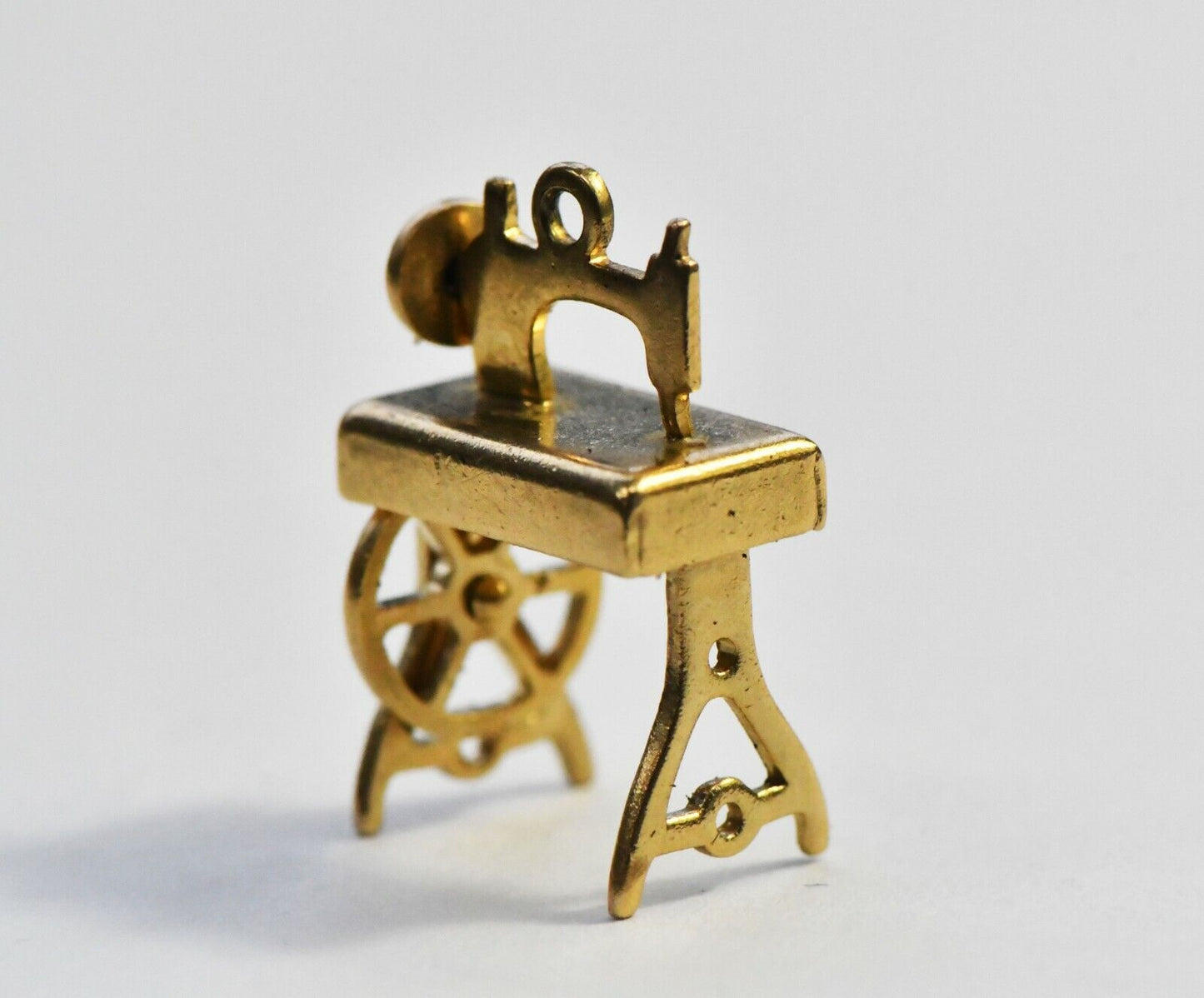 Vintage 14k Gold Pendant Charm Sewing Machine 2.1 grams