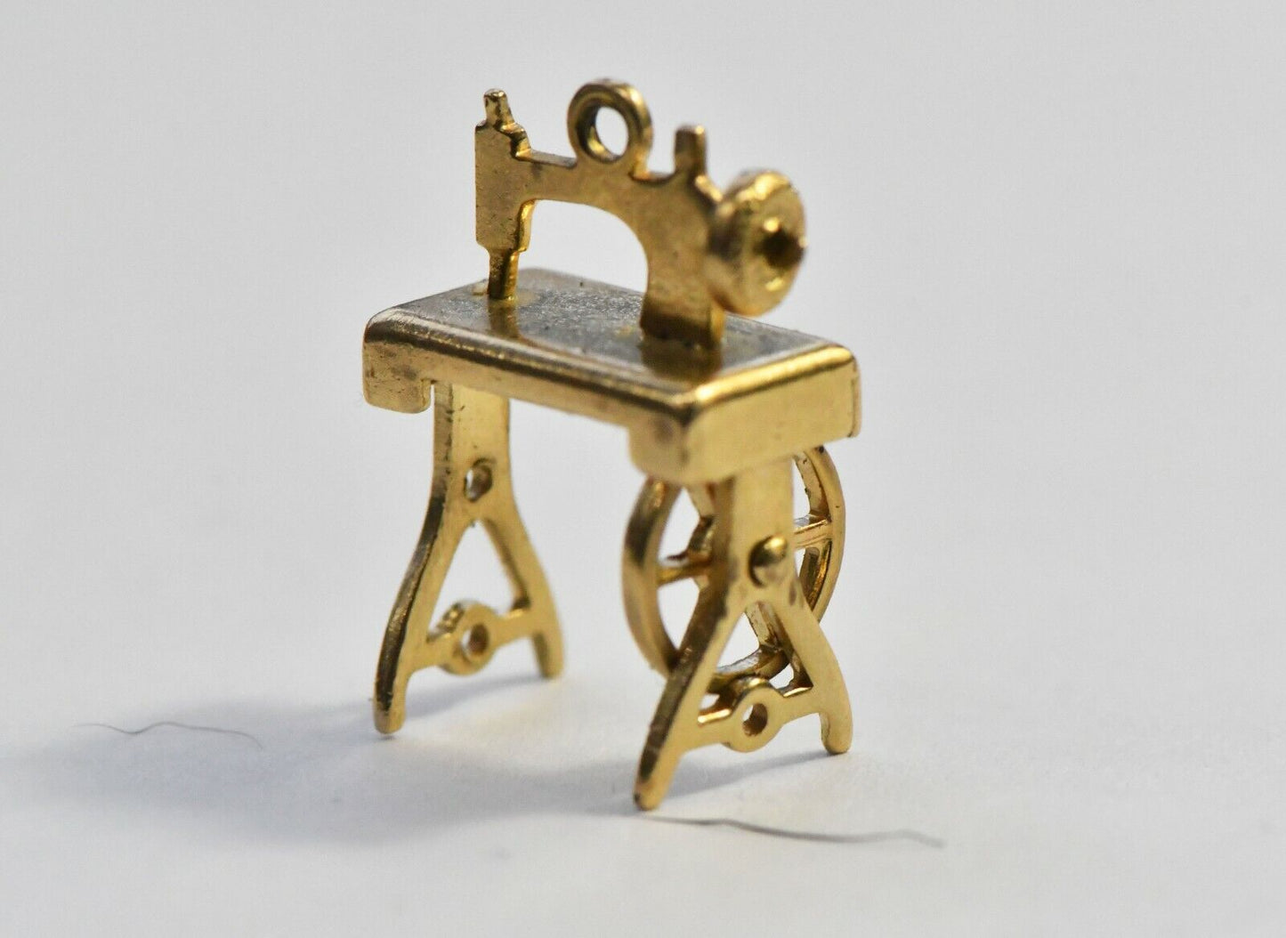 Vintage 14k Gold Pendant Charm Sewing Machine 2.1 grams
