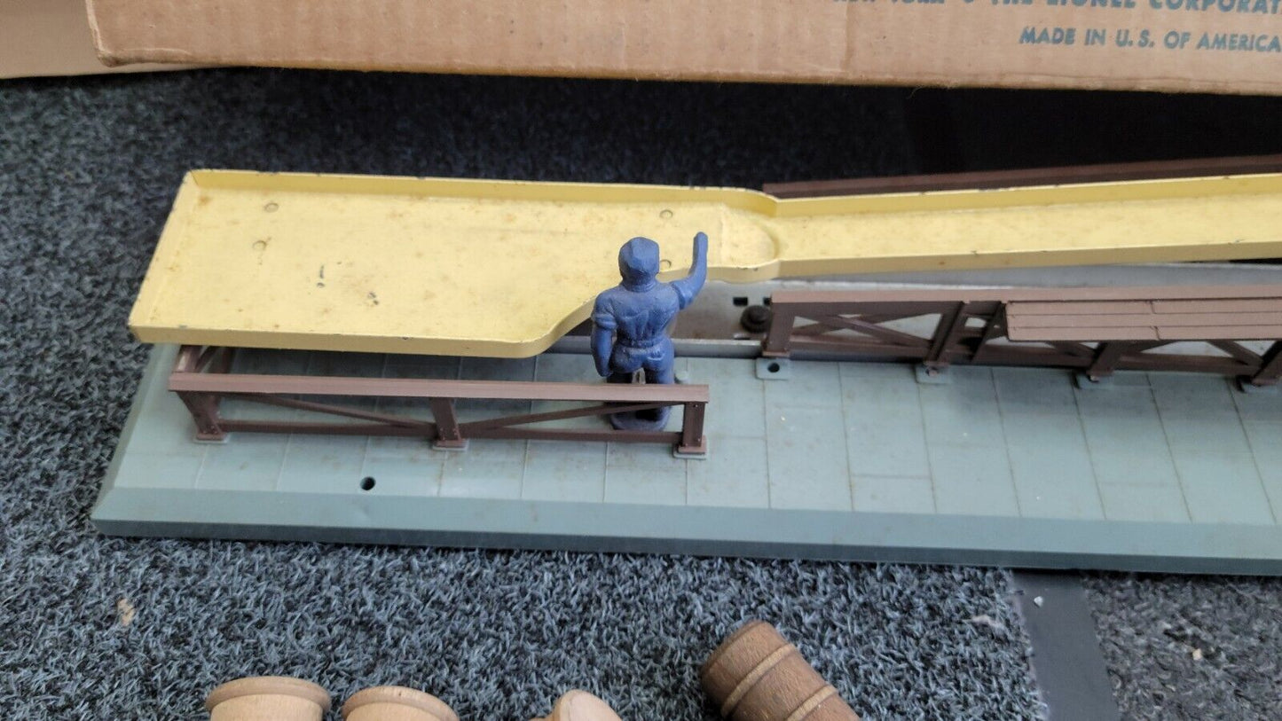 Vintage Lionel Trains No.362 Barrel Loader O Scale in Original Box & Barrels