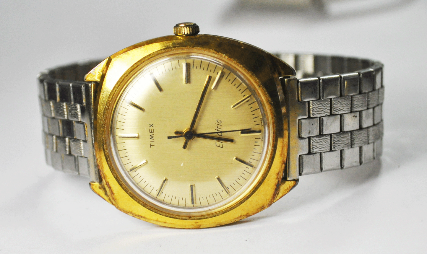 Vintage Timex Electric 809 36mm Wristwatch Runs Great Gold Tone Stick Dial