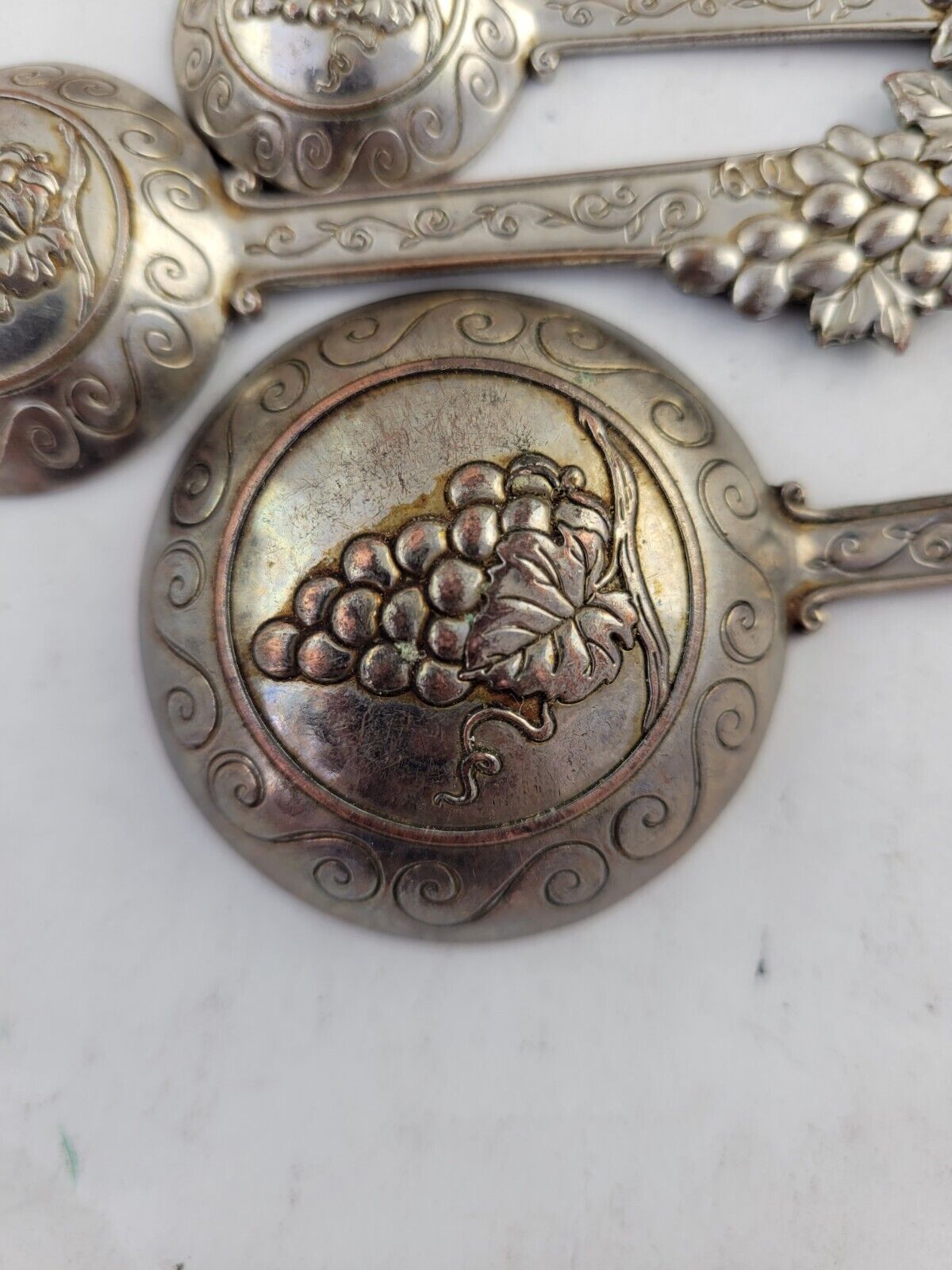 4pc Vintage Embossed Measuring Spoons w/ Wine Bottles & Enameled Grapes