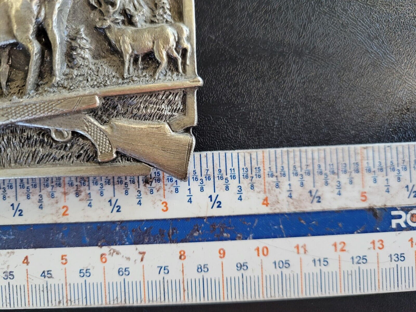 1982 Siskiyou Buckle Co. DEER HUNTING BELT BUCKLE VINTAGE Metal 3 1/2" x 21/4"