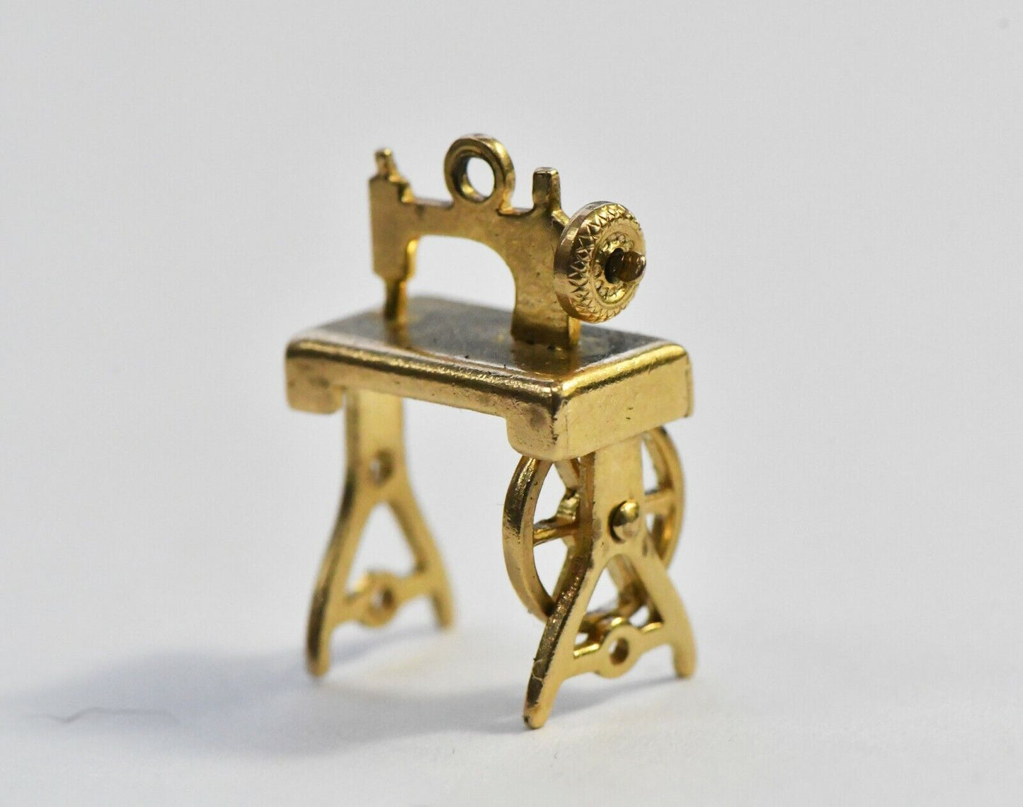 Vintage 14k Gold Pendant Charm Sewing Machine 2.1 grams