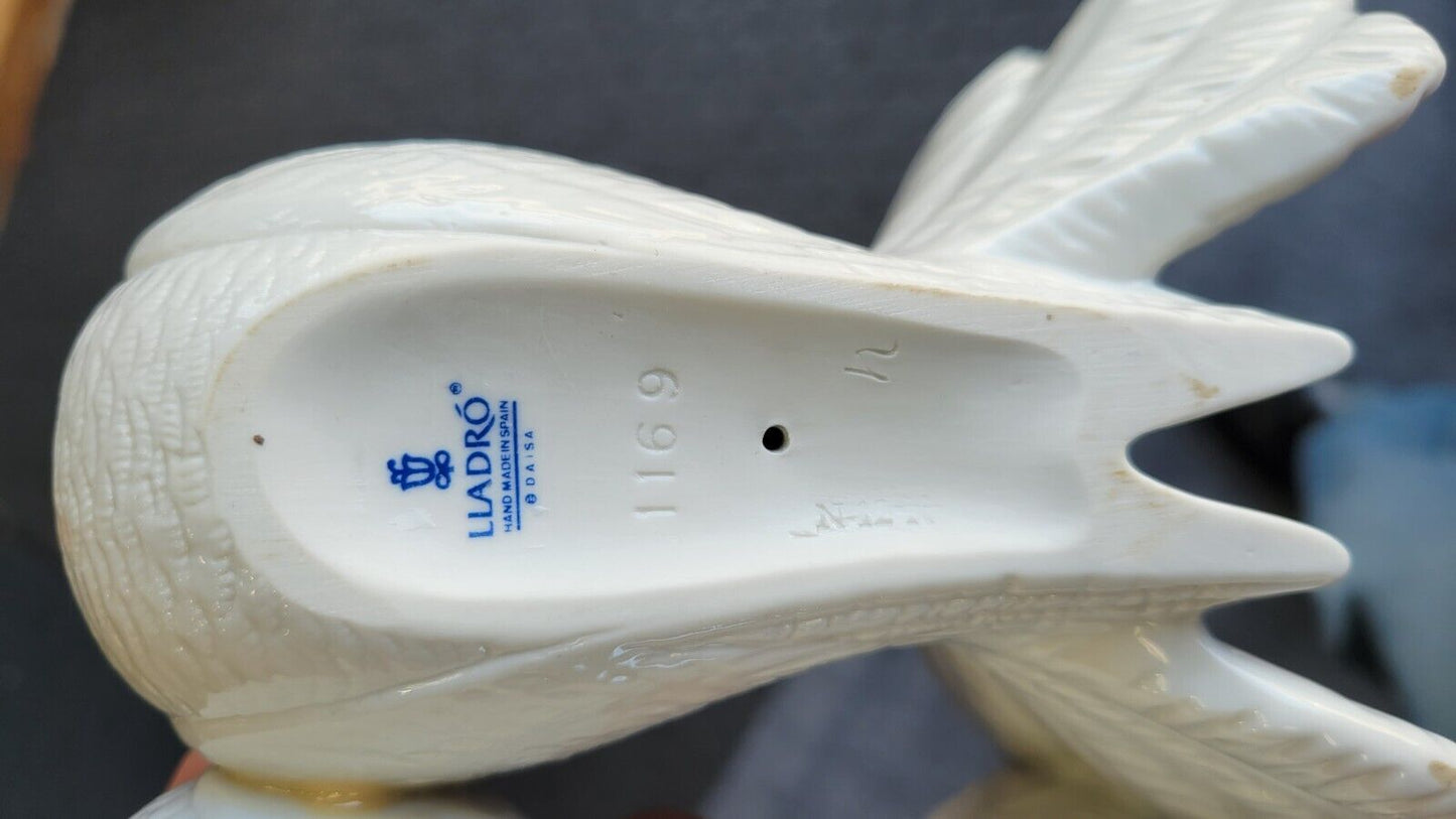 1977 Lladro #1169 White Porcelain Kissing Doves Figurine Spain Love Birds