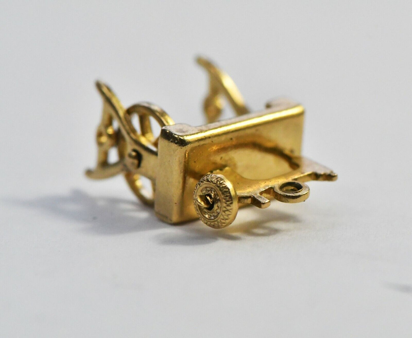 Vintage 14k Gold Pendant Charm Sewing Machine 2.1 grams