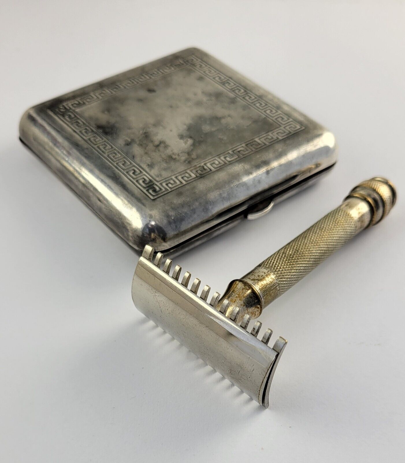 Vintage 4 Piece Travel Razor Made in England Silver Plated Case Greek Border
