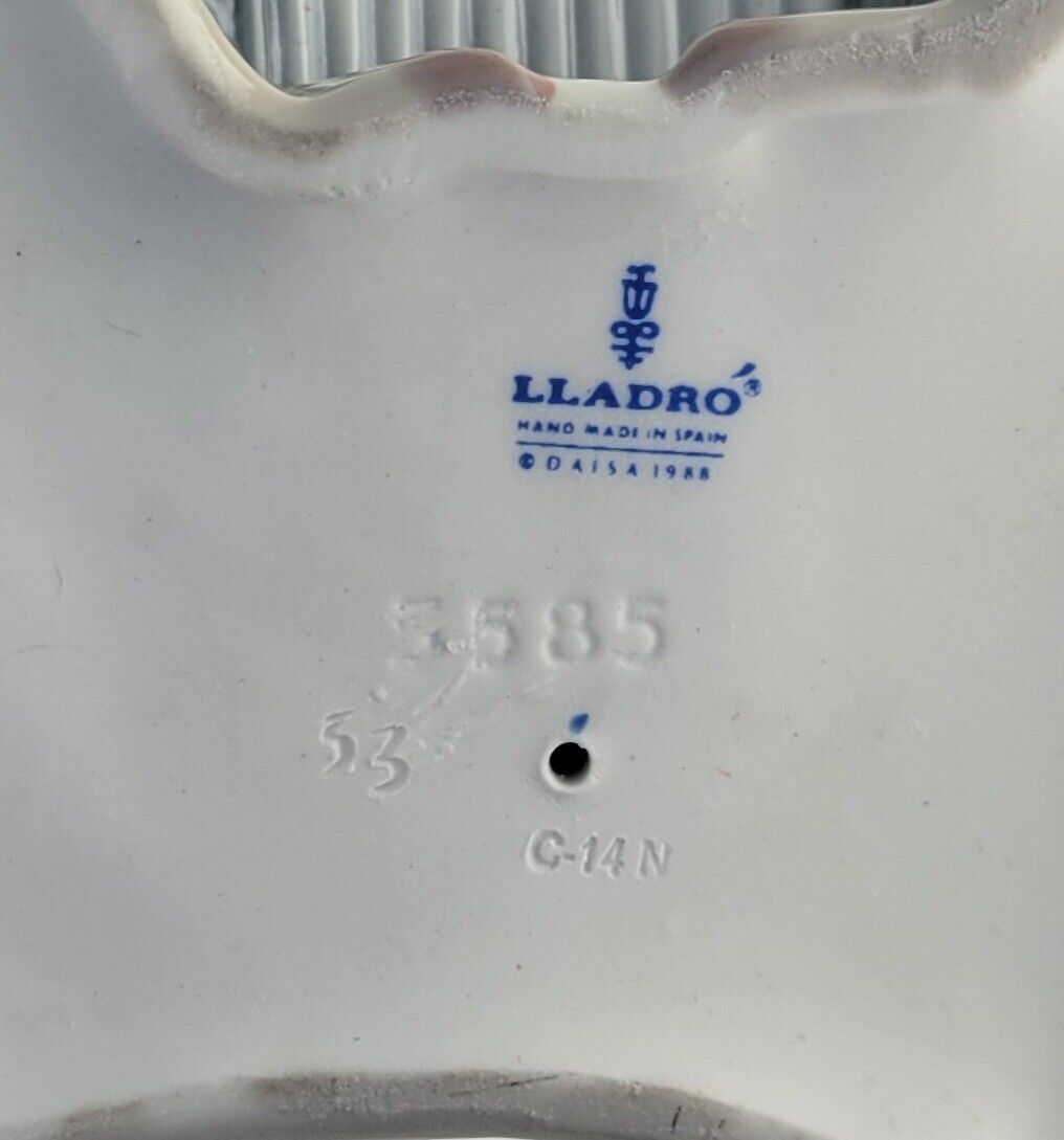 Lladro "Fine Melody" #5585 Clown Porcelain Figurine Spain 7" Playing Accordian