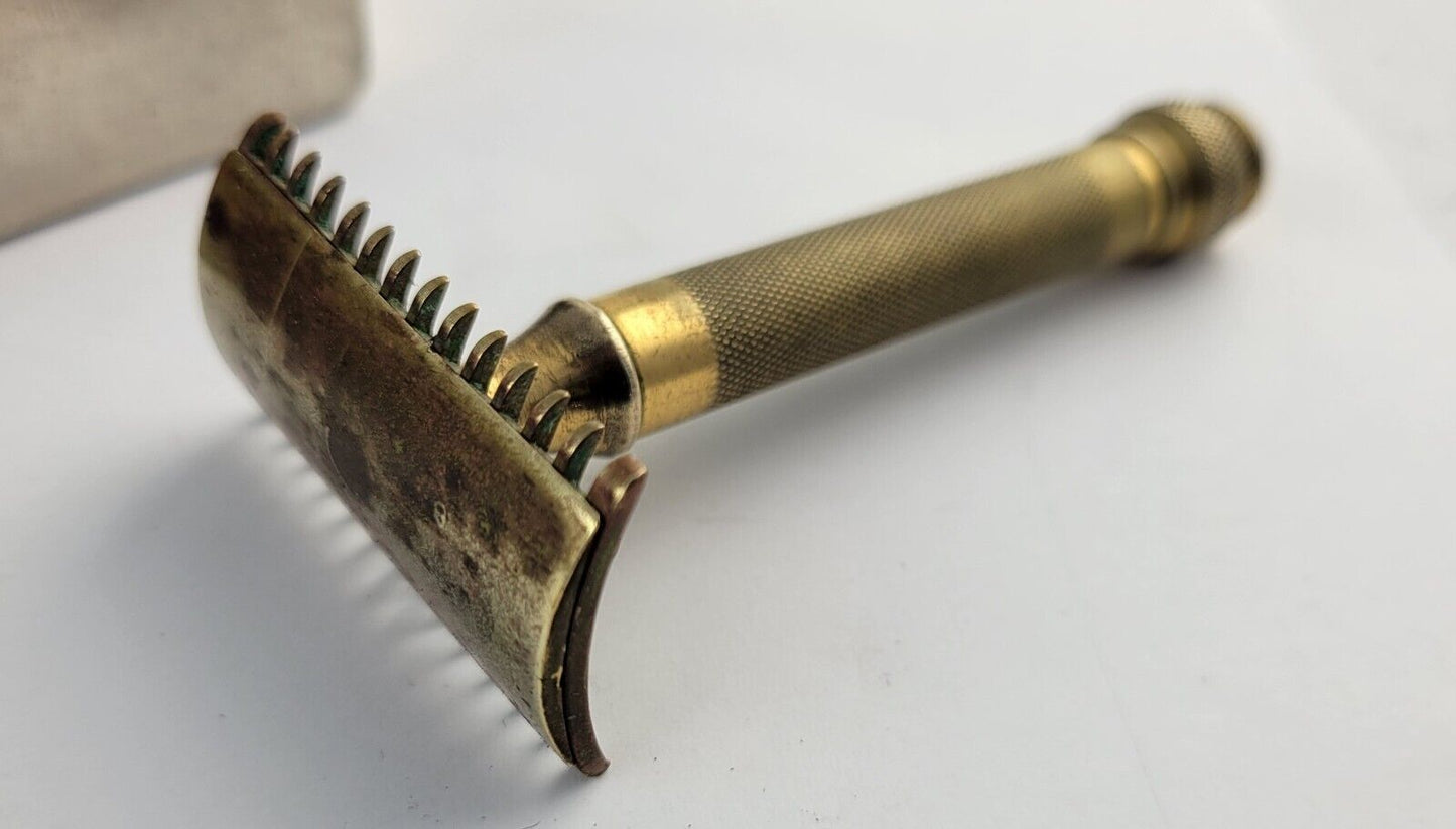 Vintage 1940's 1950’s Gillette Traveling Razor & Blade Case