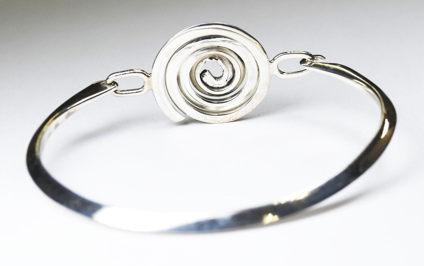 Sterling Silver Spiral Center Latch Hinged Oval Bangle 22mm Bracelet