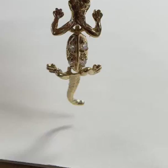 14kt Gold Articulating Lizard Belly Button Ring - Video 1