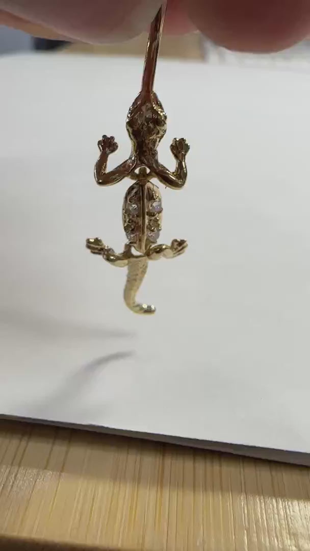 14kt Gold Articulating Lizard Belly Button Ring - Video 1