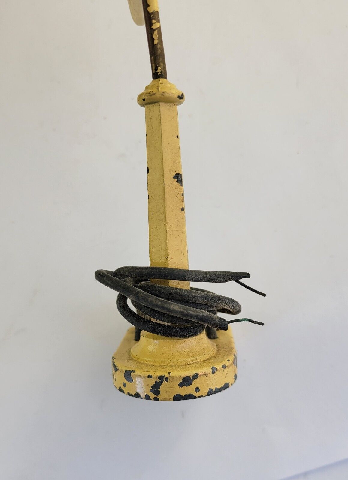 Lionel Metal Lamp Post 58-19 Yellow 7.5” Tall 0 Gauge w/Original Bulb Postwar