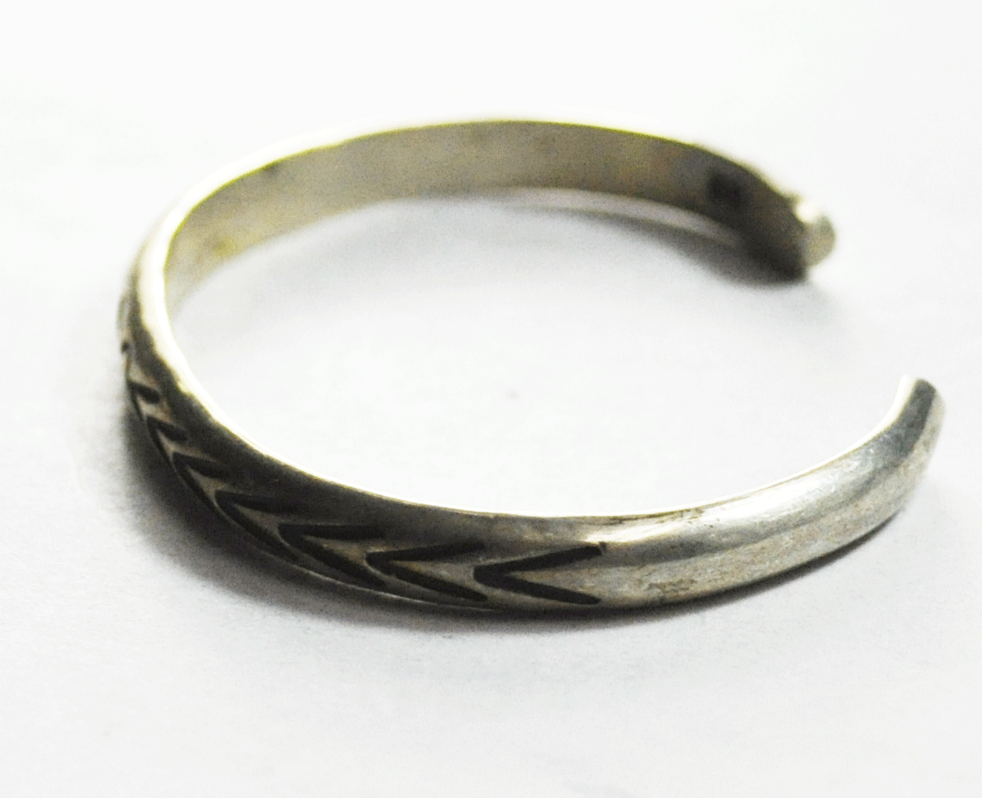 Sterling Silver Melvin Thompson Etched V Circle Child's Cuff Bracelet 4-1/4"