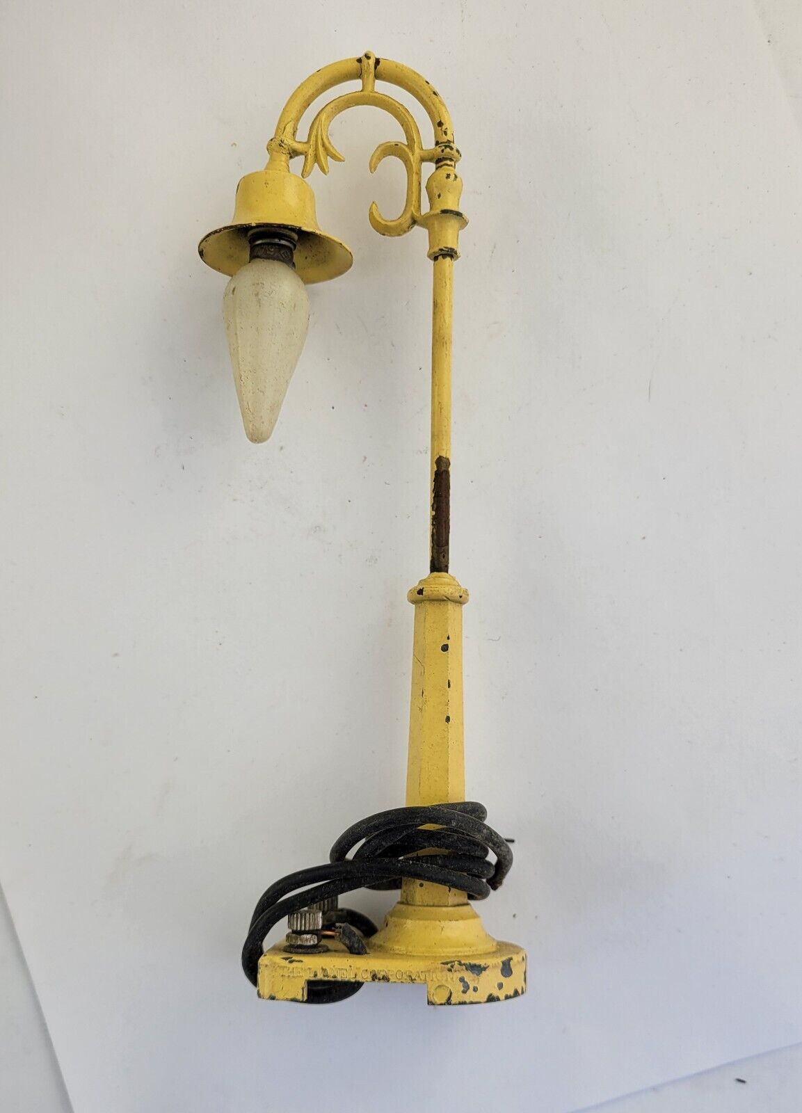 Lionel Metal Lamp Post 58-19 Yellow 7.5” Tall 0 Gauge w/Original Bulb Postwar