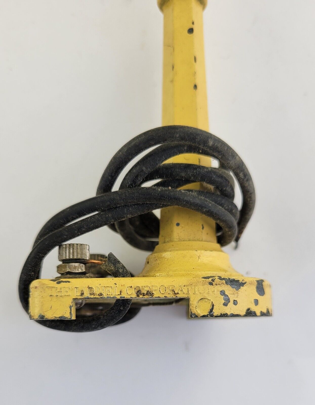 Lionel Metal Lamp Post 58-19 Yellow 7.5” Tall 0 Gauge w/Original Bulb Postwar