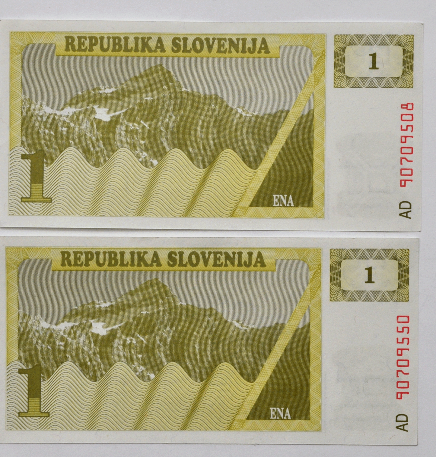 2 1990 Slovenia 1 One Tolar Uncirculated Notes 90709550 & 508
