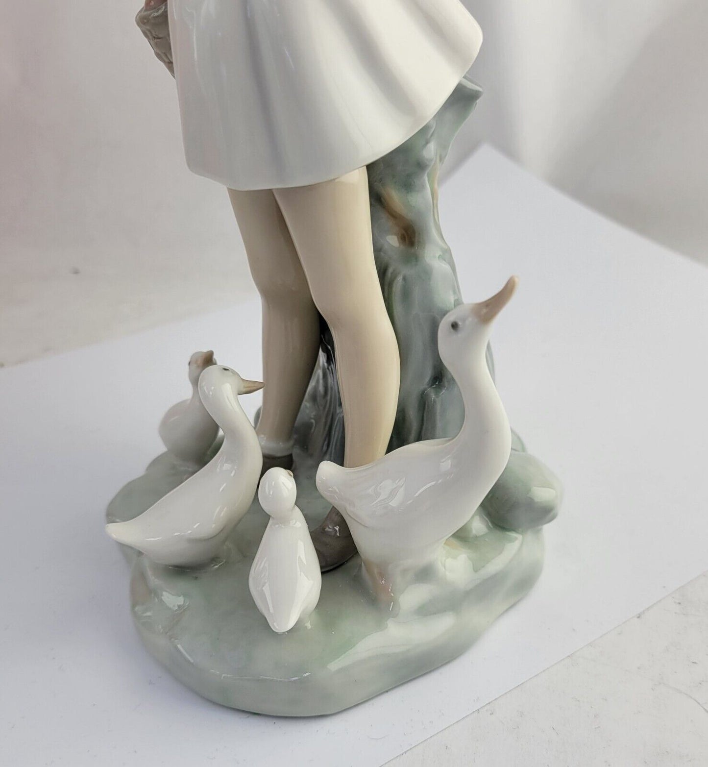 Lladro Figurine GIRL WITH UMBRELLA BASKET & DUCKS GEESE #4510 Retired Mint