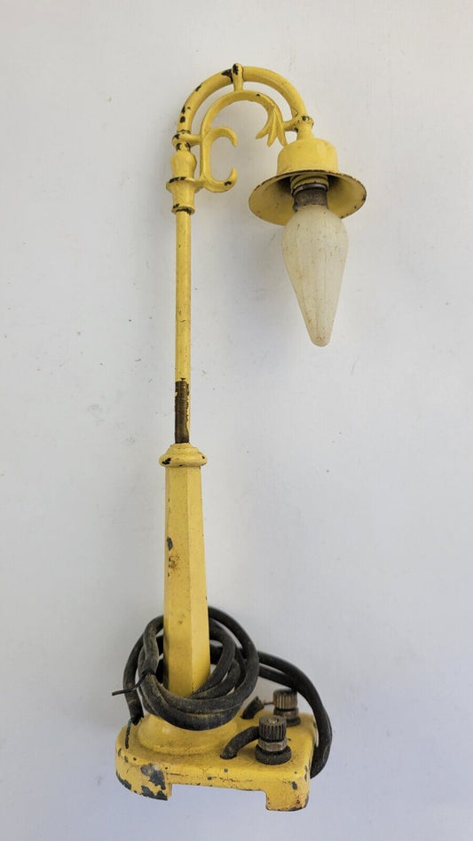 Lionel Metal Lamp Post 58-19 Yellow 7.5” Tall 0 Gauge w/Original Bulb Postwar