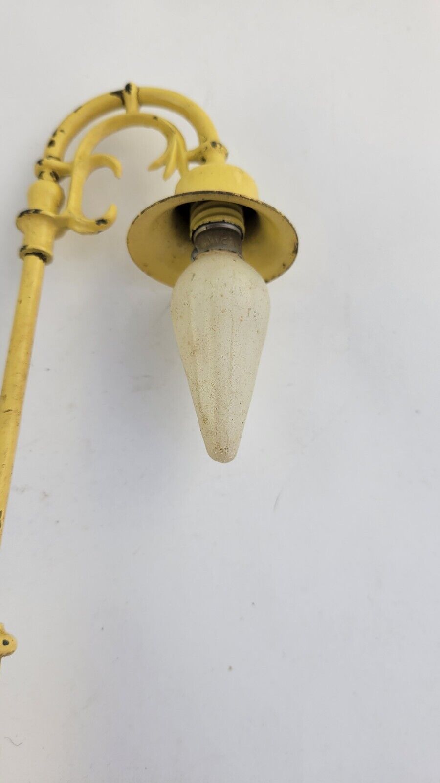 Lionel Metal Lamp Post 58-19 Yellow 7.5” Tall 0 Gauge w/Original Bulb Postwar