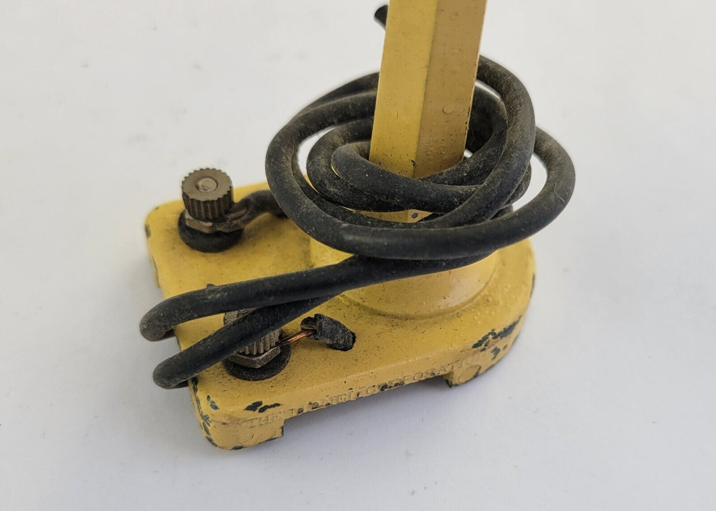 Lionel Metal Lamp Post 58-19 Yellow 7.5” Tall 0 Gauge w/Original Bulb Postwar