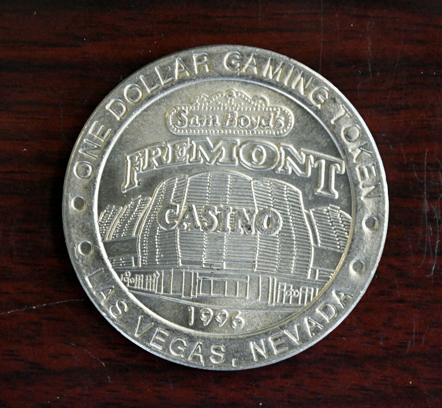 1996 Fremont Casino One Dollar Gaming Token Las Vegas 40th Anniversary Rare!