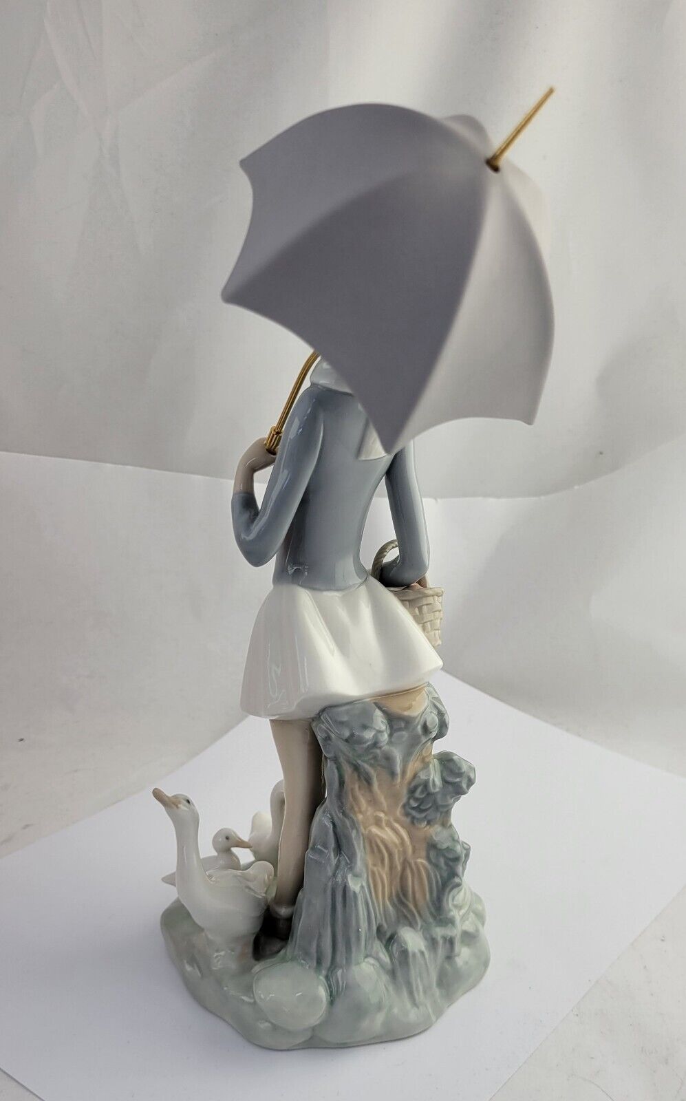 Lladro Figurine GIRL WITH UMBRELLA BASKET & DUCKS GEESE #4510 Retired Mint