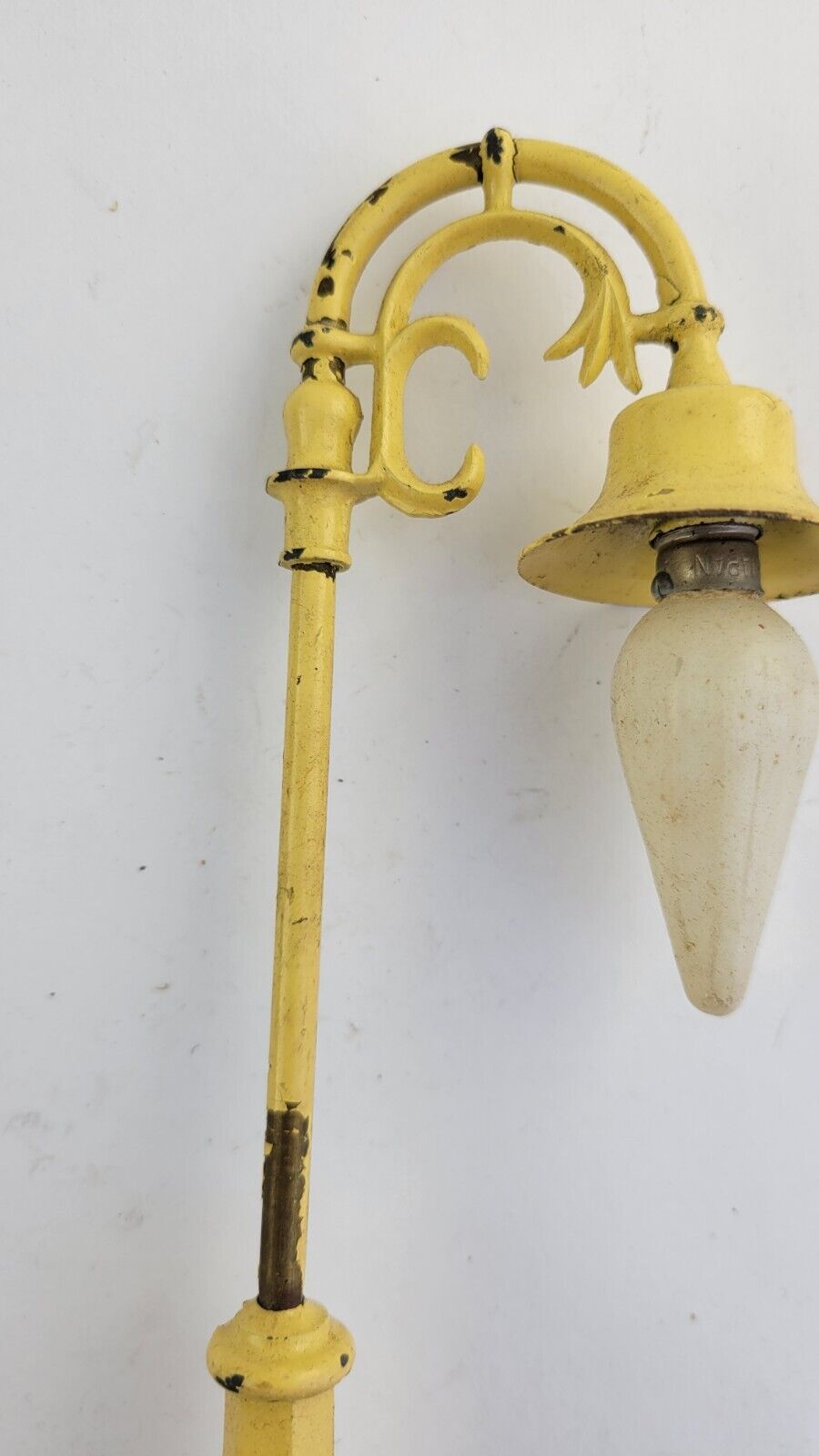 Lionel Metal Lamp Post 58-19 Yellow 7.5” Tall 0 Gauge w/Original Bulb Postwar