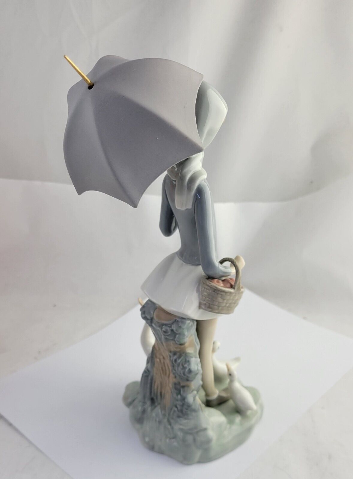 Lladro Figurine GIRL WITH UMBRELLA BASKET & DUCKS GEESE #4510 Retired Mint