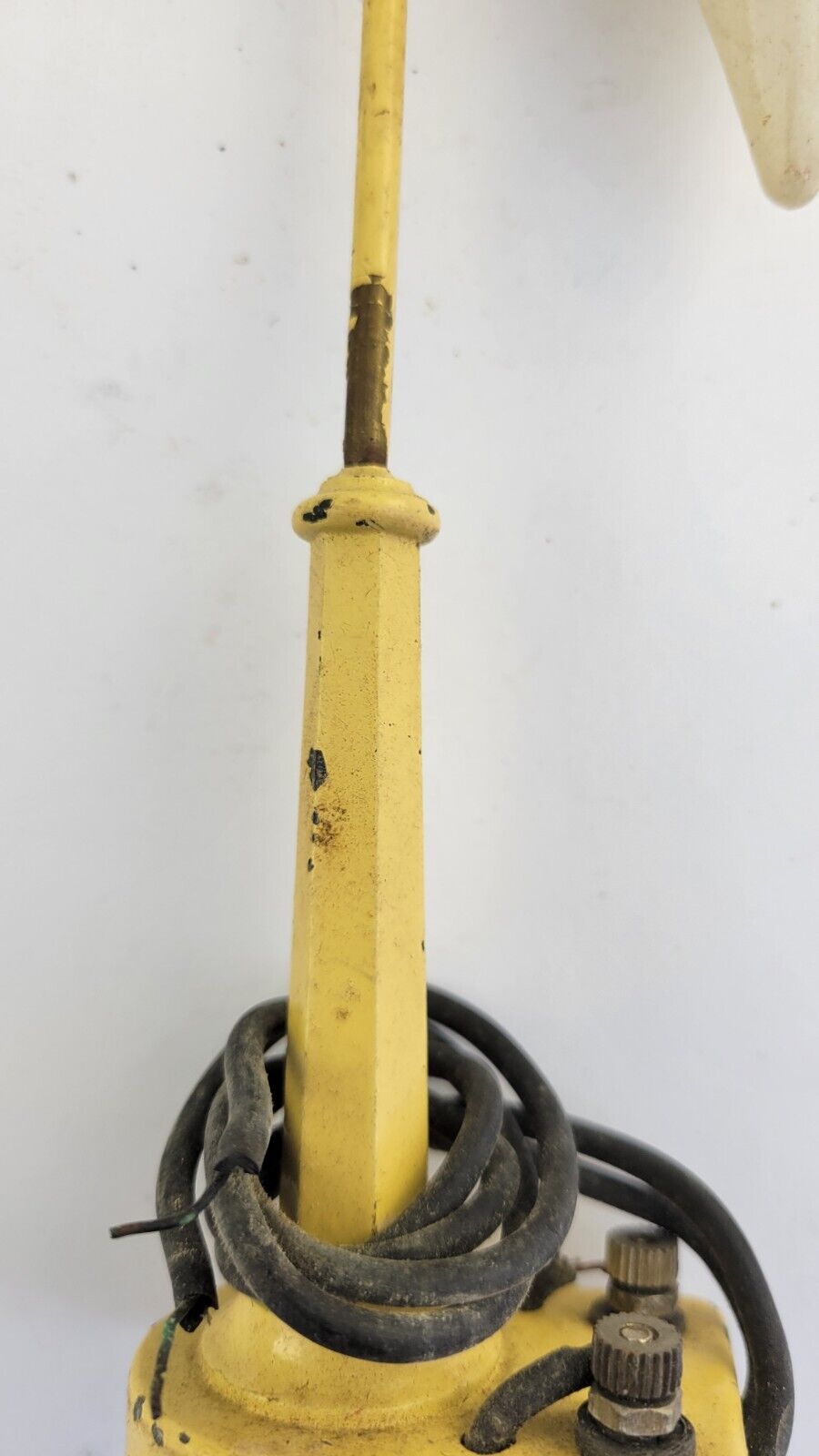 Lionel Metal Lamp Post 58-19 Yellow 7.5” Tall 0 Gauge w/Original Bulb Postwar