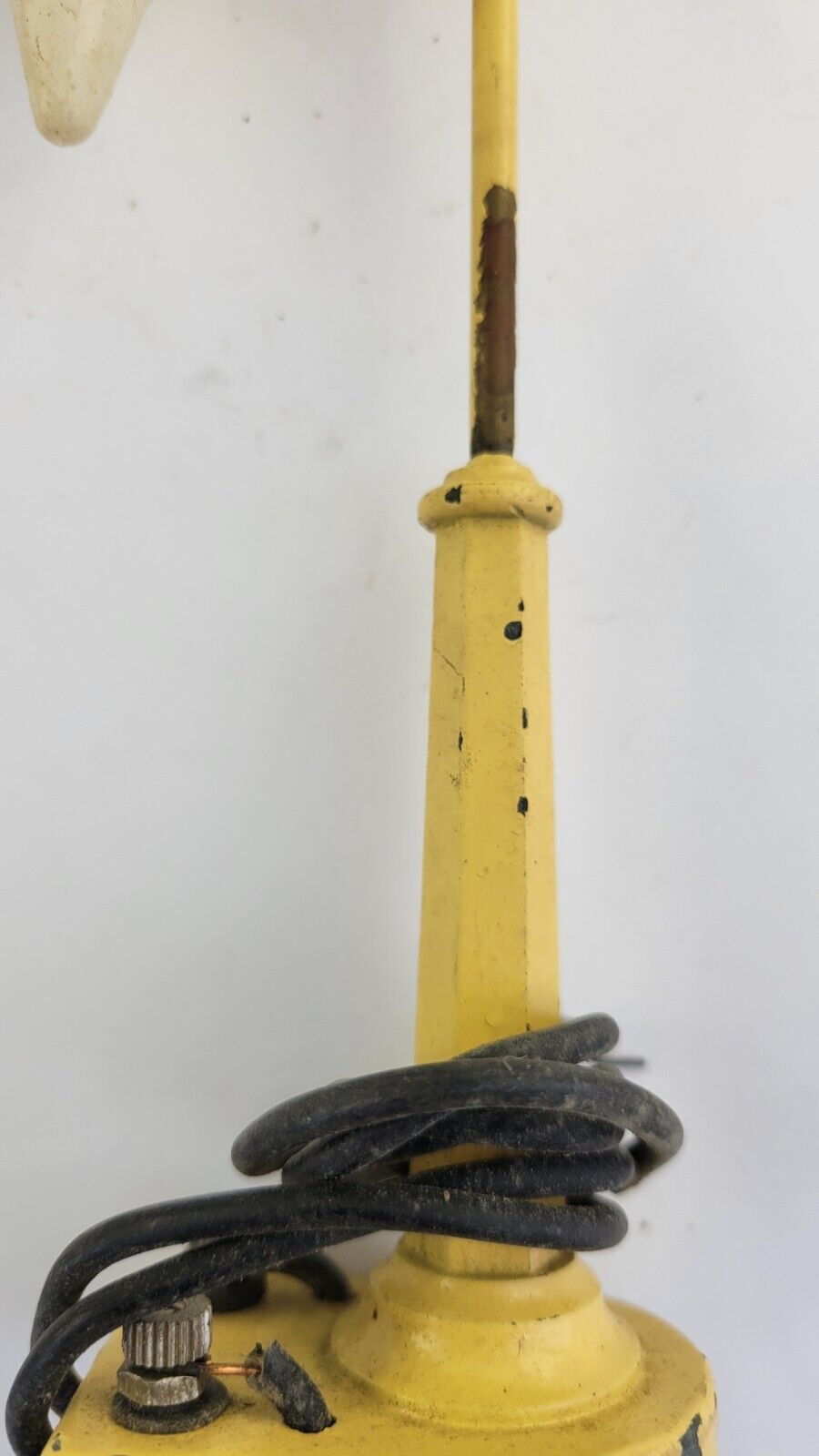 Lionel Metal Lamp Post 58-19 Yellow 7.5” Tall 0 Gauge w/Original Bulb Postwar