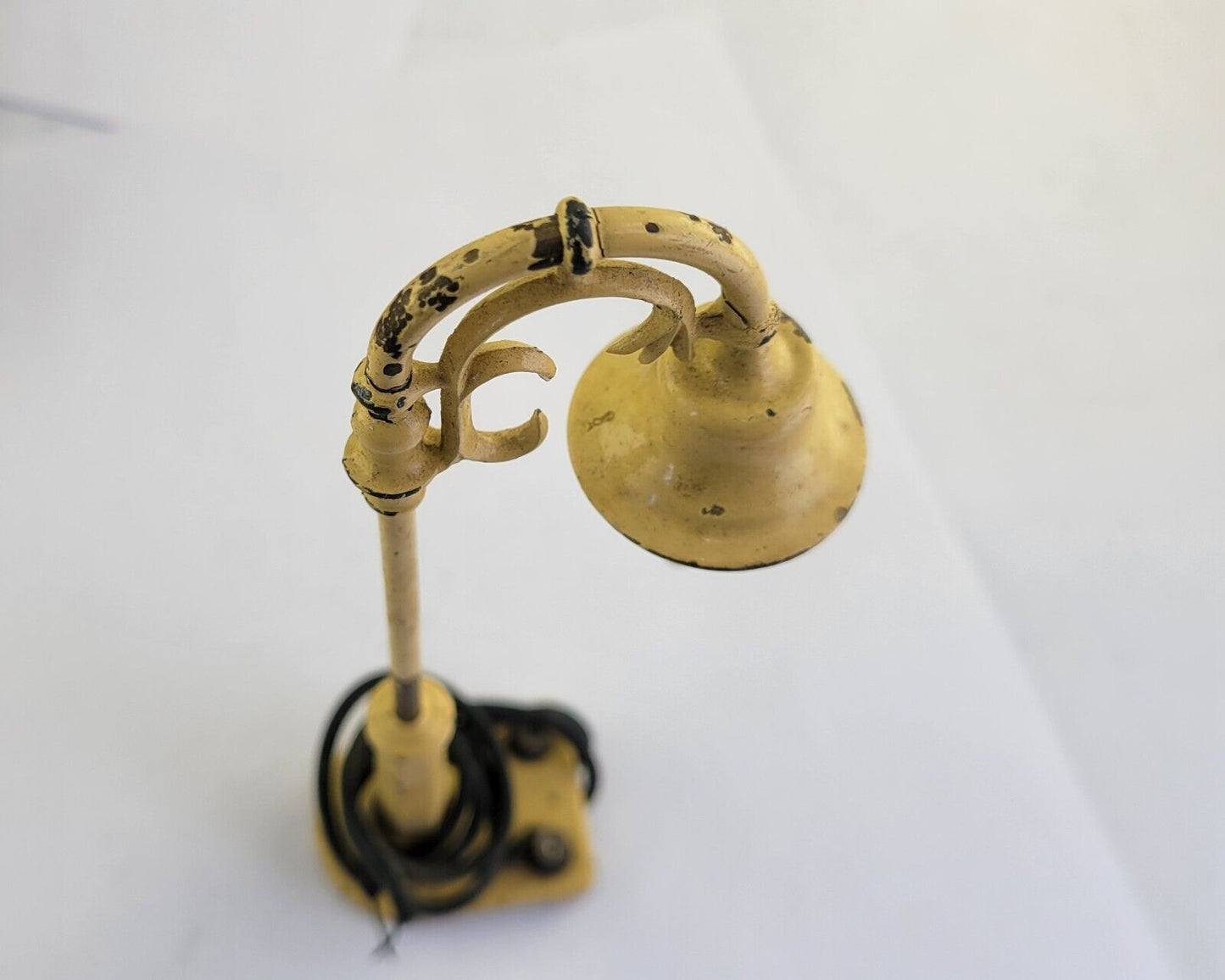 Lionel Metal Lamp Post 58-19 Yellow 7.5” Tall 0 Gauge w/Original Bulb Postwar