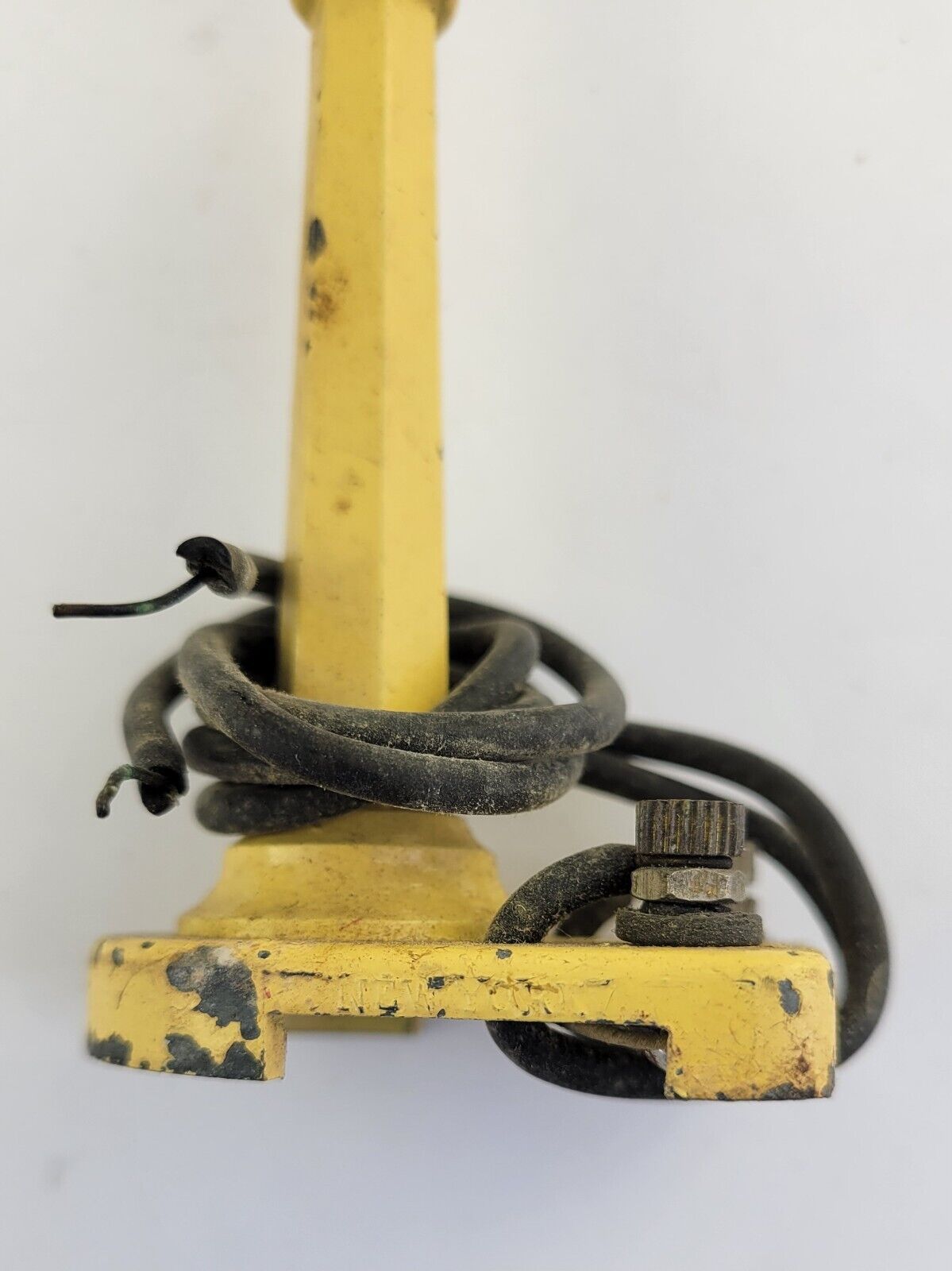 Lionel Metal Lamp Post 58-19 Yellow 7.5” Tall 0 Gauge w/Original Bulb Postwar