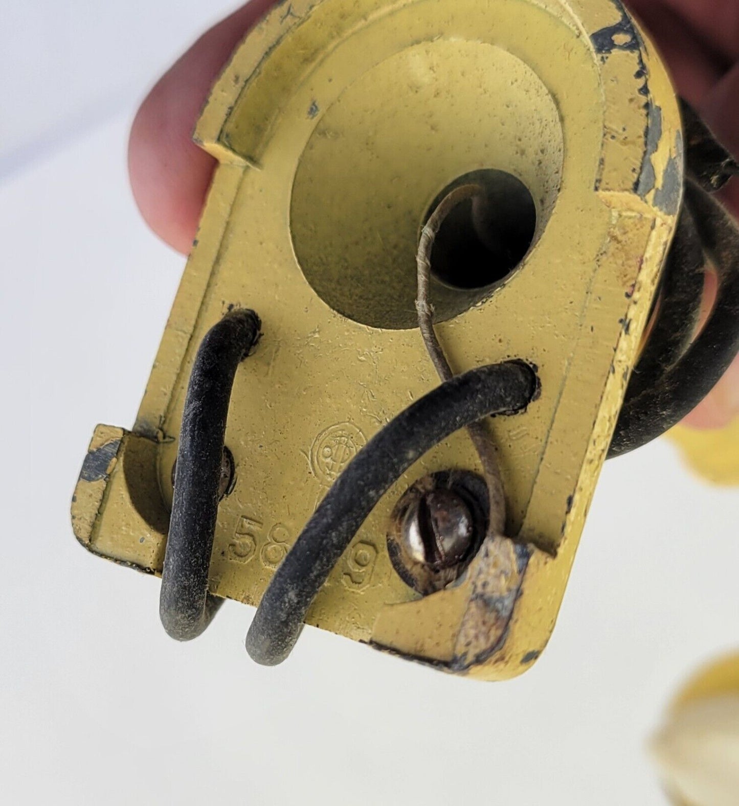 Lionel Metal Lamp Post 58-19 Yellow 7.5” Tall 0 Gauge w/Original Bulb Postwar