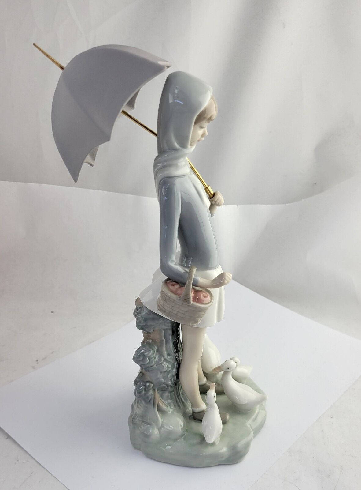 Lladro Figurine GIRL WITH UMBRELLA BASKET & DUCKS GEESE #4510 Retired Mint