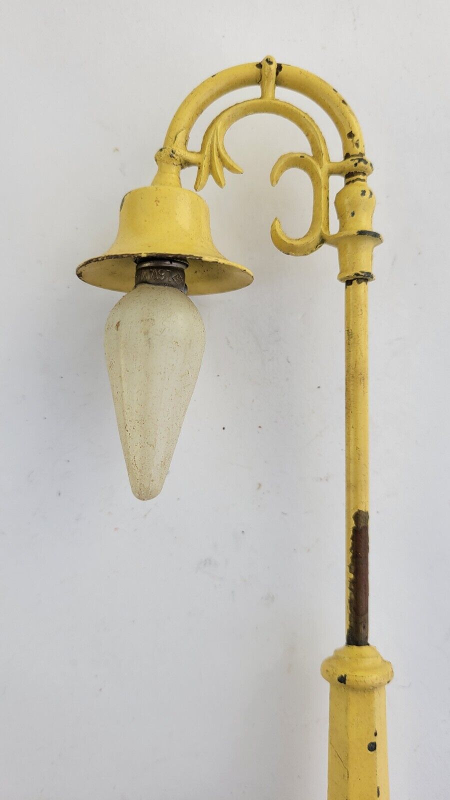 Lionel Metal Lamp Post 58-19 Yellow 7.5” Tall 0 Gauge w/Original Bulb Postwar