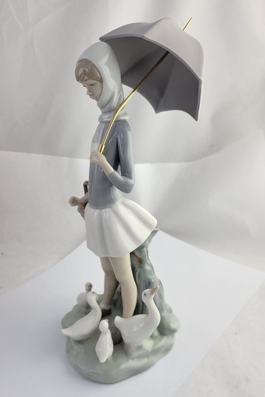 Lladro Figurine GIRL WITH UMBRELLA BASKET & DUCKS GEESE #4510 Retired Mint