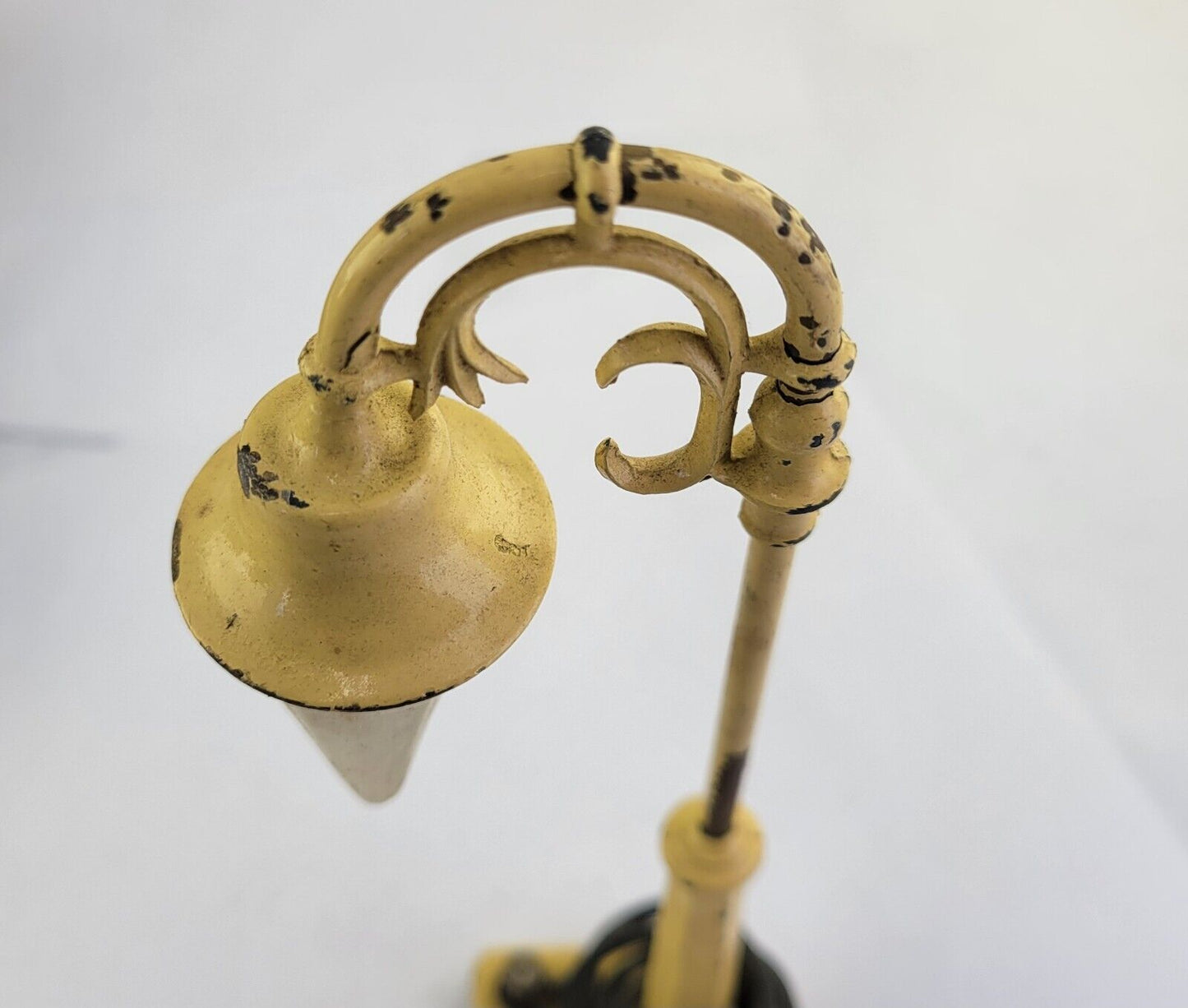 Lionel Metal Lamp Post 58-19 Yellow 7.5” Tall 0 Gauge w/Original Bulb Postwar