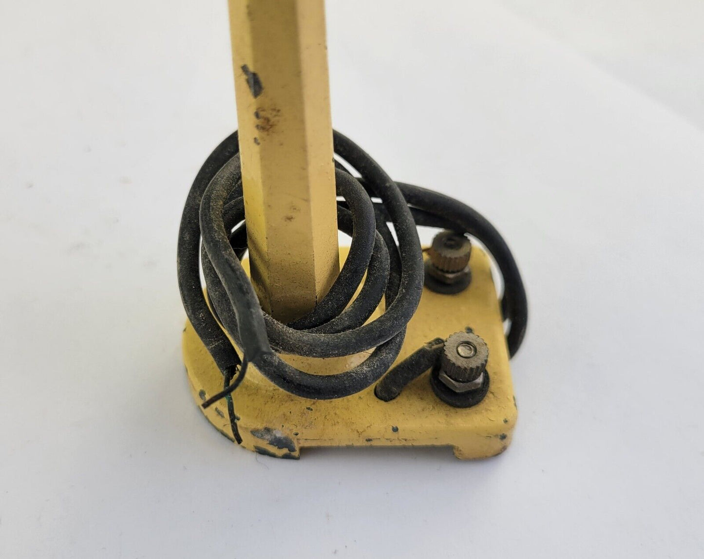 Lionel Metal Lamp Post 58-19 Yellow 7.5” Tall 0 Gauge w/Original Bulb Postwar